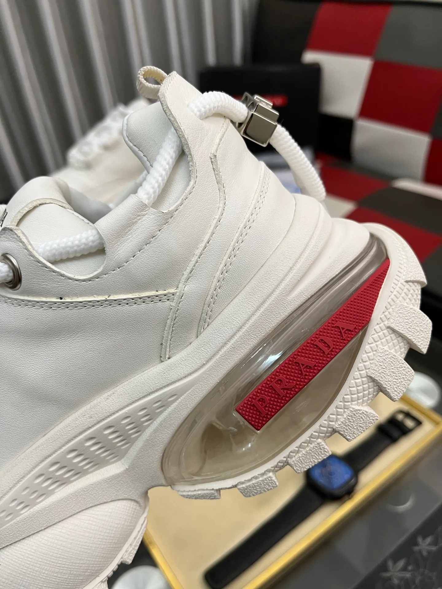 Men's shoes 💰: 800⌚️⌚️🔝High version The new PRADA (Prada) counters are launched simultaneously. The new men's shoes and 😘fabric are selected from first-layer cowhide and are made by pure handicrafts. Lining: Full cowhide lining. 👍🏿 High-end ☄️ air-cushion molded anti-slip rubber outsole, exquisite lines, simple and elegant, comfortable and high-end for leisure travel. Code number: 38 to 443️⃣Colors available